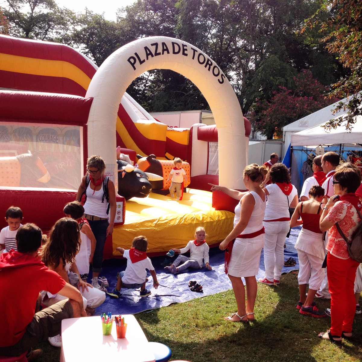 Les aficionados devant l'arène gonflable
