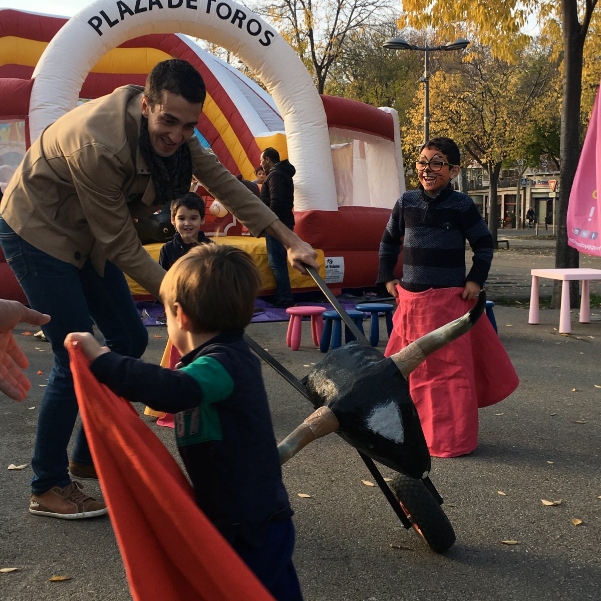 Le torero Thomas Joubert et les enfants heureux
