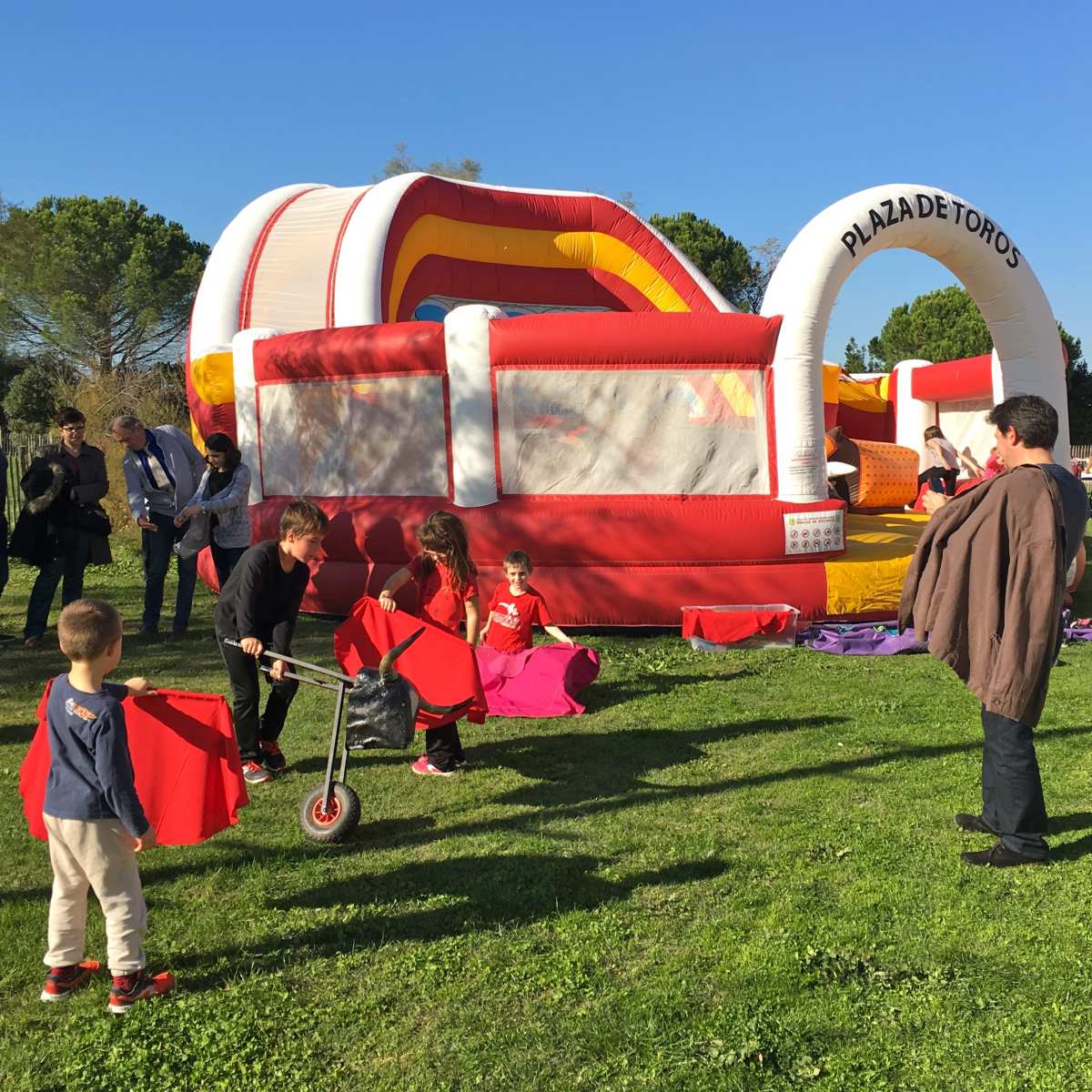 Corrida de toros et jeux d'enfants