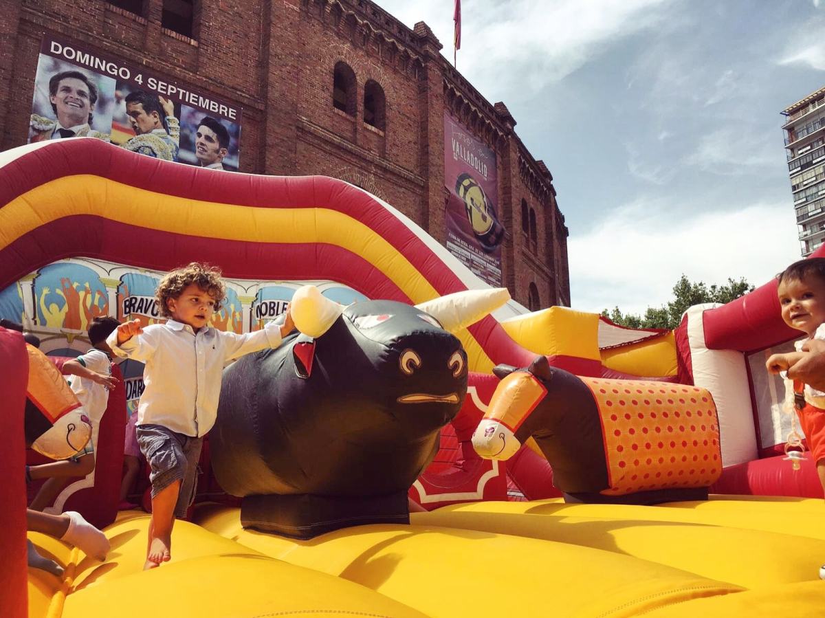 Jeunes aficionados a los toros